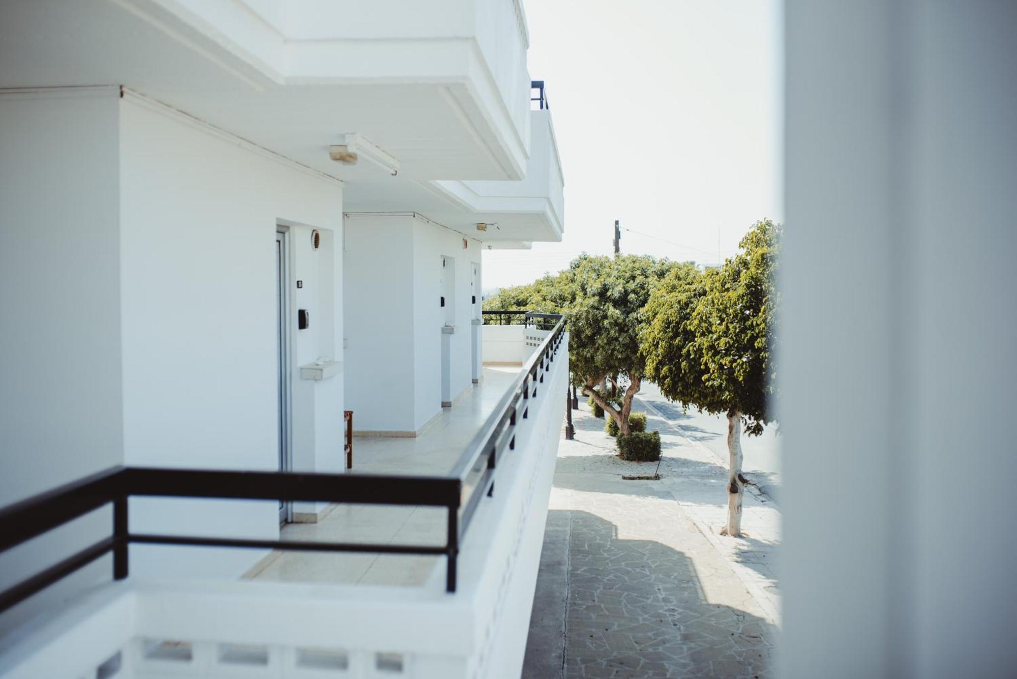 Ovis Hotel Apartments Айя Напа Екстериор снимка